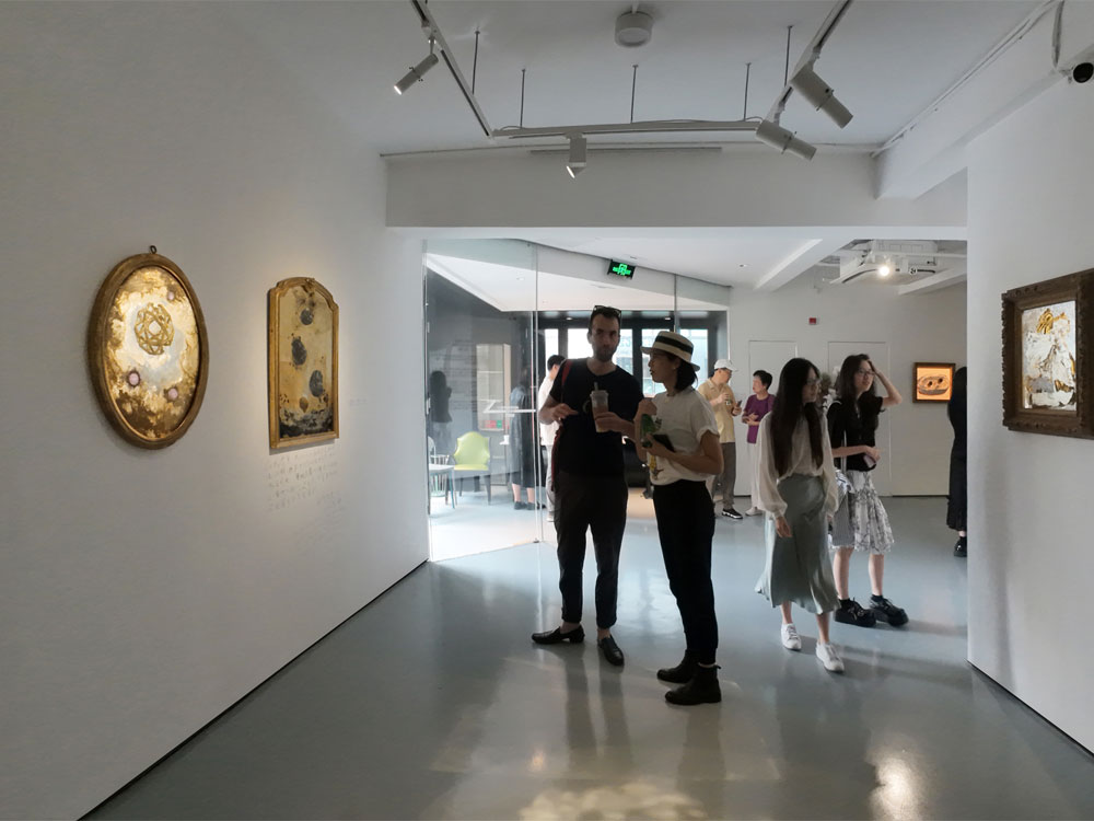 从古董修复师到纯粹艺术家，陈笑之用箔叶打造属于自己的“珍奇阁”